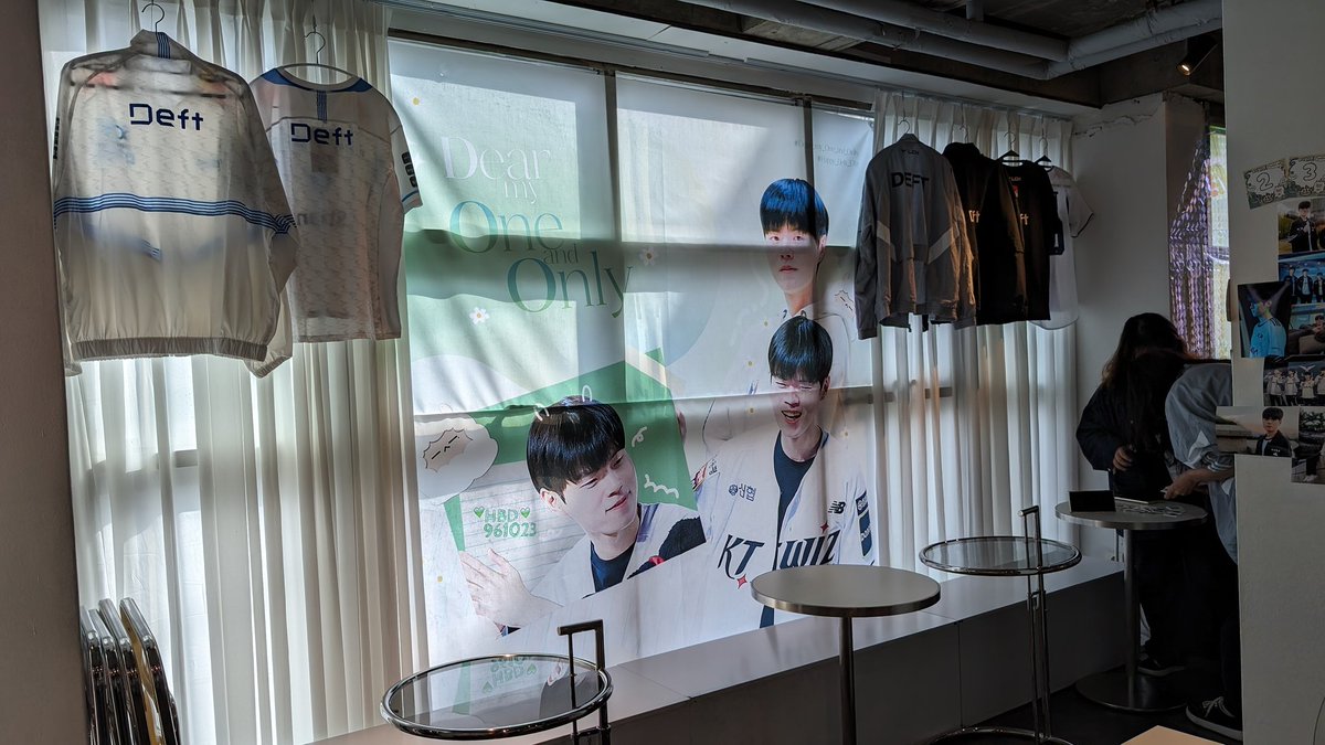 jadeliis's tweet photo. I went to @Dear_my_Onlyone's Deft birthday cafe! all the decorations were so pretty and there were so many photos and exhibits to admire, thank you!!
#Dear_my_One_and_Only 
#Happy_Deft_Day
#데프트 #Deft #김혁규 https://t.co/HIxIrX8J0D