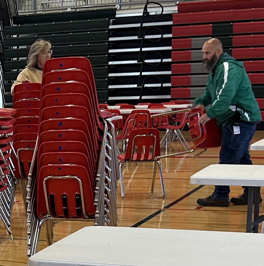 Thank you so much to our maintenance and custodial crews for helping making today’s Link Crew Freshman lunch a success! From setting up tables and chairs to cleaning up pizza boxes, we couldn’t do any of it without you!  Thank you!