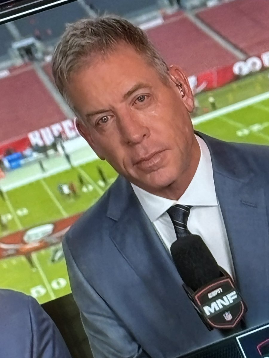 ChrisSaucedas's tweet photo. Troy Aikman looks high tonight. 😳 https://t.co/zuVN3u5y3B