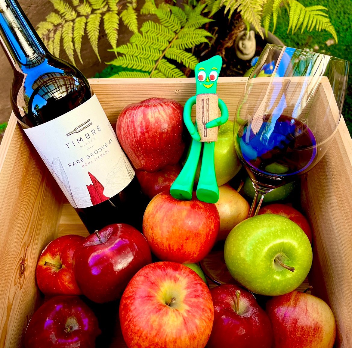 _drazzari's tweet photo. #NationalAppleDay and this @timbrewines merlot from the Santa Ynez Valley in Santa Barbara County. This shines with a nose of raspberry, rose petals and tobacco with tastes of dark plum, cocoa powder and caramel chews. #merlotme #merlotmonth @rr_pirate @jflorez @AskRobY https://t.co/ftJ5Eih6ja