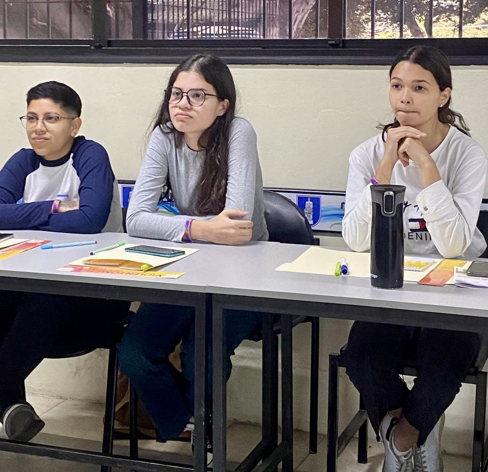 🌈El programa ¡EDÚCATE! llegó al estado Aragua 👏

En el marco del proyecto #CiudadesSinBarreras, se realizó en Maracay la primera jornada formativa del programa formativo ¡EDÚCATE! Para Defender y Defenderte, orientado en el fortalecimiento de capacidades de personas LGBTIQ+🏳️‍🌈🏳️‍⚧️