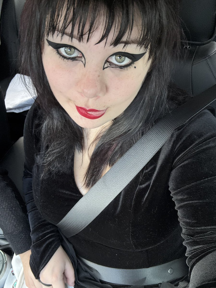 hi guys lil life update i dressed up as my queen elvira yesterday and played a halloween gig