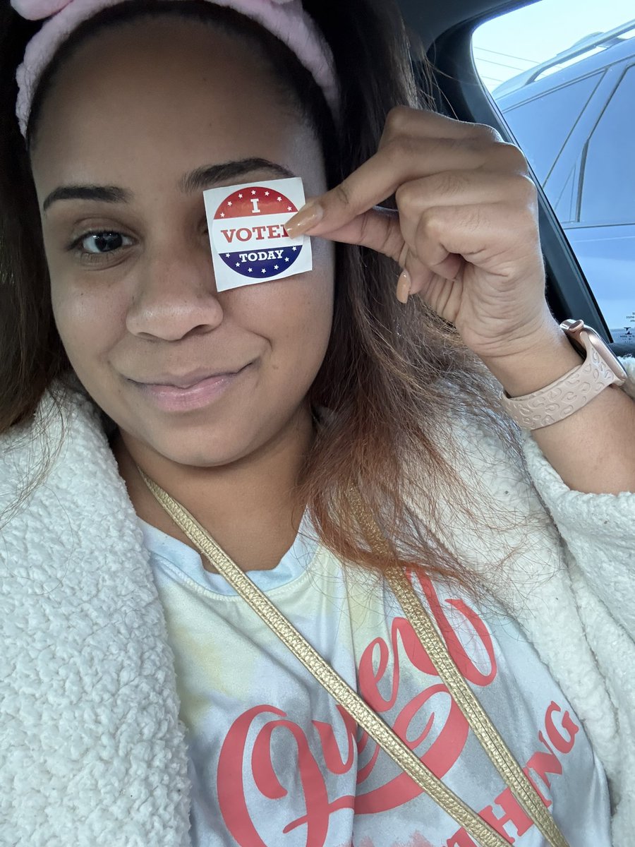 _eRoss15's tweet image. Today was pajama day as we enter our Homecoming week! However, I was NOT SLEEP on voting on this first day of early voting. Voted in my robe &amp;amp; all! #AliefVotes