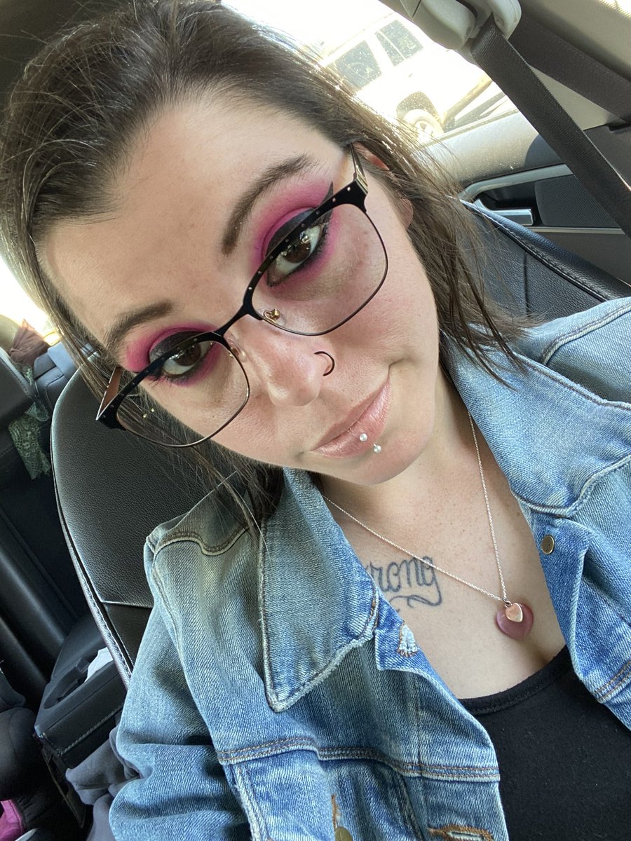 PoisonxLily tweet media