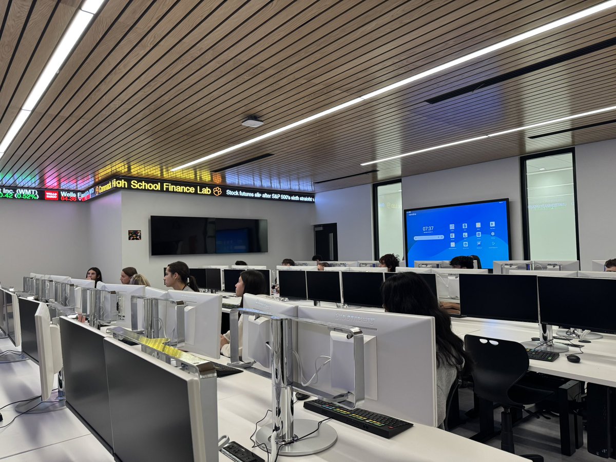 DrSantorello's tweet image. An awesome day with @pdmyers1013 in the Commack High School Bloomberg Lab! Excited for day 2 and the growth of this program!