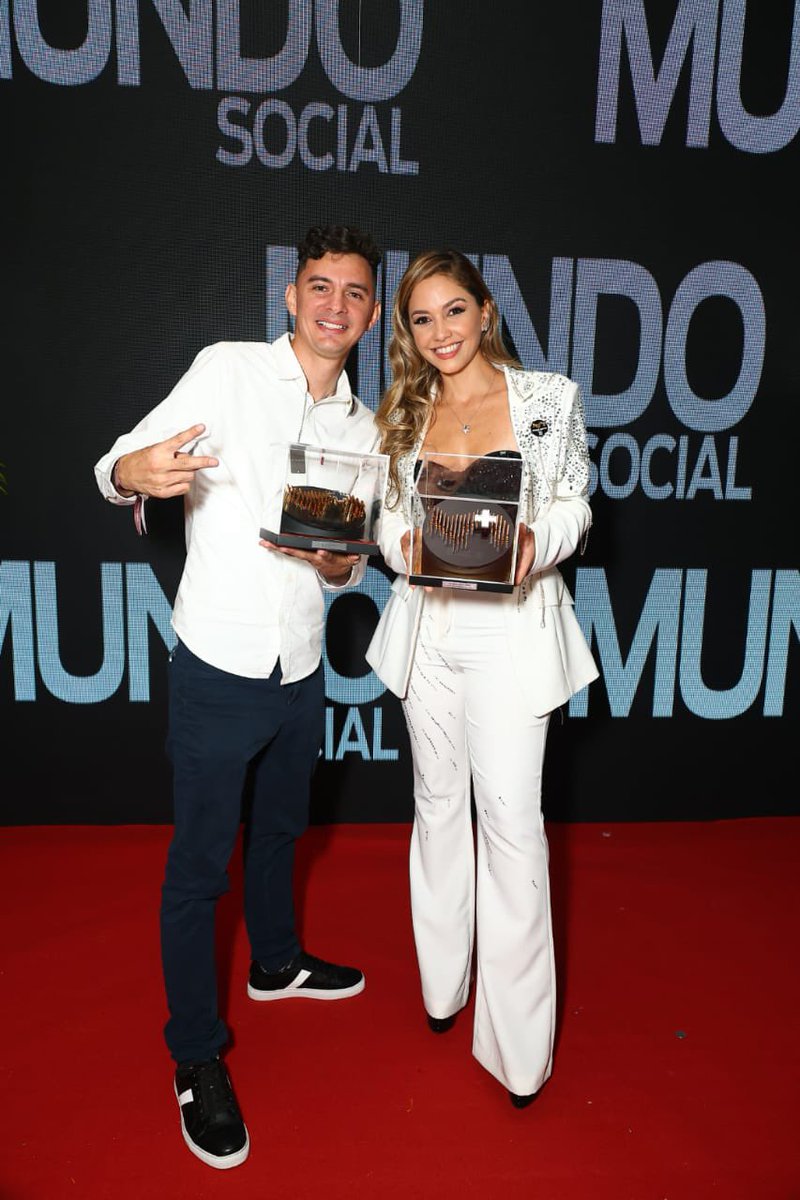 Marelissa's tweet image. Gracias por este premio 🥹💕 comunicadora en positivo 2024. Al final se lo dedique a todas esas fundaciones que incansablemente sacan animales de las calles y les brindan una segunda oportunidad! Adopta y no compres… ah y también haz deporte y toma agua 💦 Gracias 🥹 again