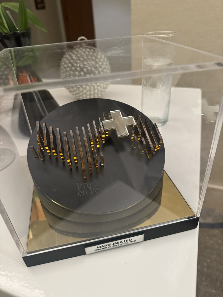 Marelissa's tweet image. Gracias por este premio 🥹💕 comunicadora en positivo 2024. Al final se lo dedique a todas esas fundaciones que incansablemente sacan animales de las calles y les brindan una segunda oportunidad! Adopta y no compres… ah y también haz deporte y toma agua 💦 Gracias 🥹 again