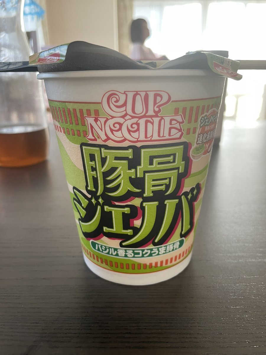 kappuramentaro's tweet photo. カップヌードル
豚骨ジェノバ
バジル香るコクうま豚骨

お昼ご飯やー！

背景には妻と3人目の娘0歳 https://t.co/tIb0hSgf0F