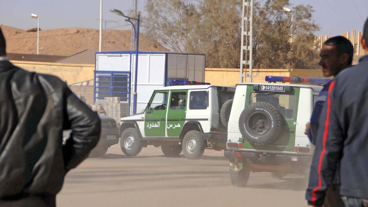 RFIAfrique's tweet photo. L'Algérie expulse de Tinzaouatène des familles touaregs qui avaient fui le Mali https://t.co/PKVm2wXwnW https://t.co/RI2nWNc3sg