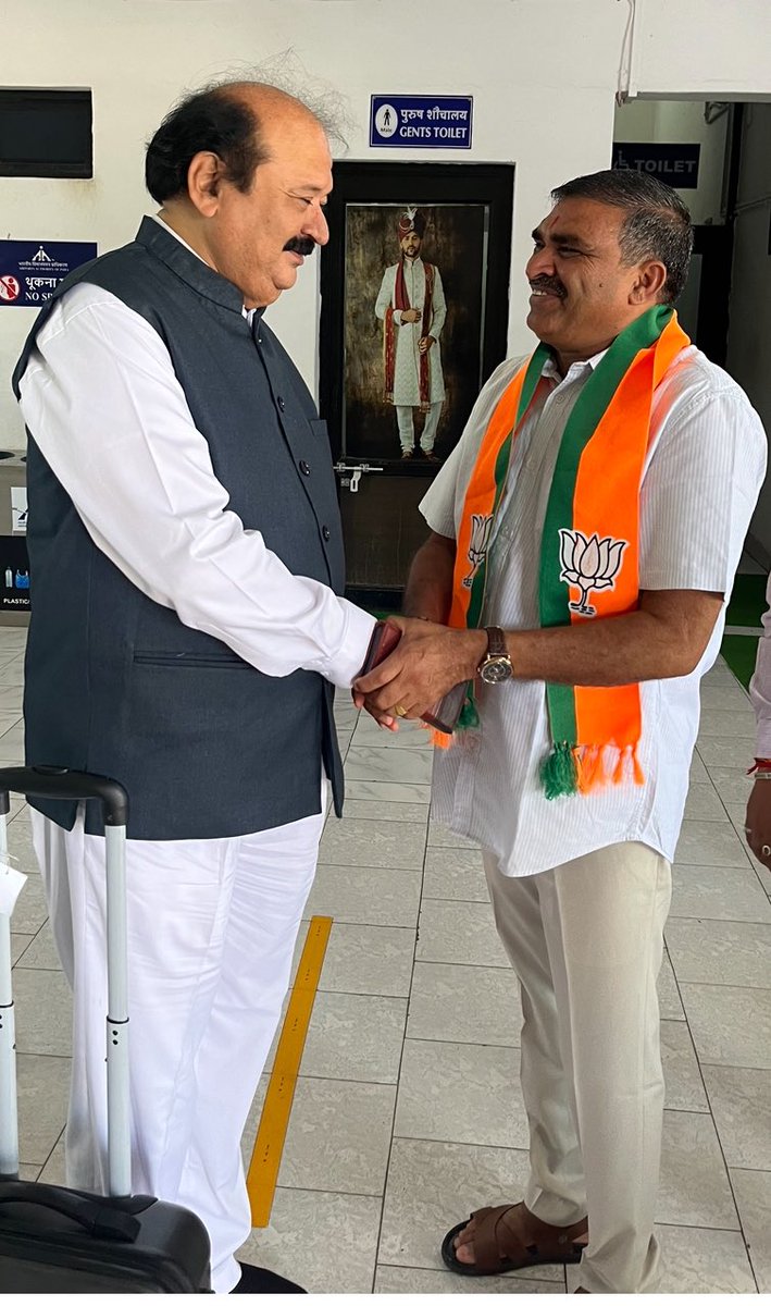 Mohan_Lacmane's tweet image. गुजरात सरकार के पूर्व मंत्री, सुरत पश्चिम विधानसभा विस्तार के लोकप्रिय विधायक व कर्मठ नेता और दमन दीव एवं दानह प्रदेश के पूर्व प्रभारी आदरणीय श्री @purneshmodi जी को जन्मदिवस पर हार्दिक बधाई व स्वस्थ दीर्घायु जीवन की शुभकामना 💐💐🙏
#HBDPurneshModi24x7