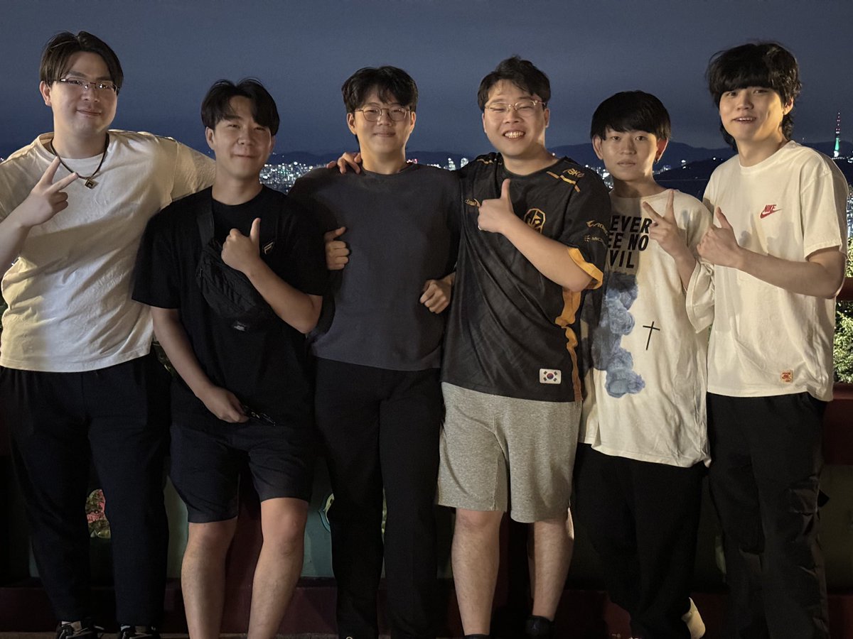 本日を持ちましてPUBGの選手を引退します。
応援してくださった方々、チーム関係者様、一緒に組んだメンバーの皆様に感謝しています。
最高の思い出、経験が出来ました。
本当にありがとうございました。