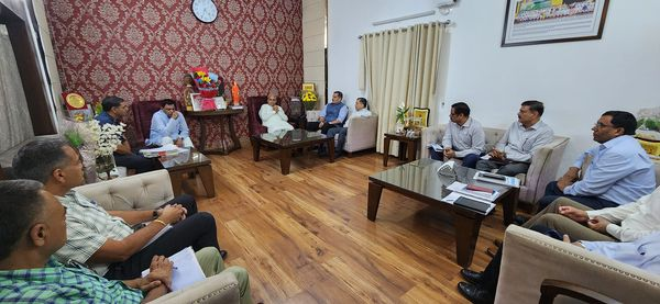 पी डब्लू डी व पब्लिक हेल्थ विभाग के अधिकारियों के साथ चंडीगढ निवास पर बैठक करते हुए।