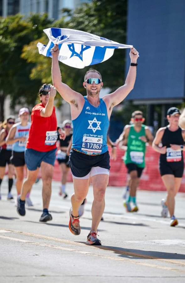 Bravo to 🇮🇱🏃🏼‍♂️Joe Bergovoy for running the Chicago marathon in support of Israel and in memory of Hersh. He ran with the hostages and the Bibas family in mind, pushing through his pain. Joe, you're an inspiration! 💙🤍 Am Yisrael Chai!
