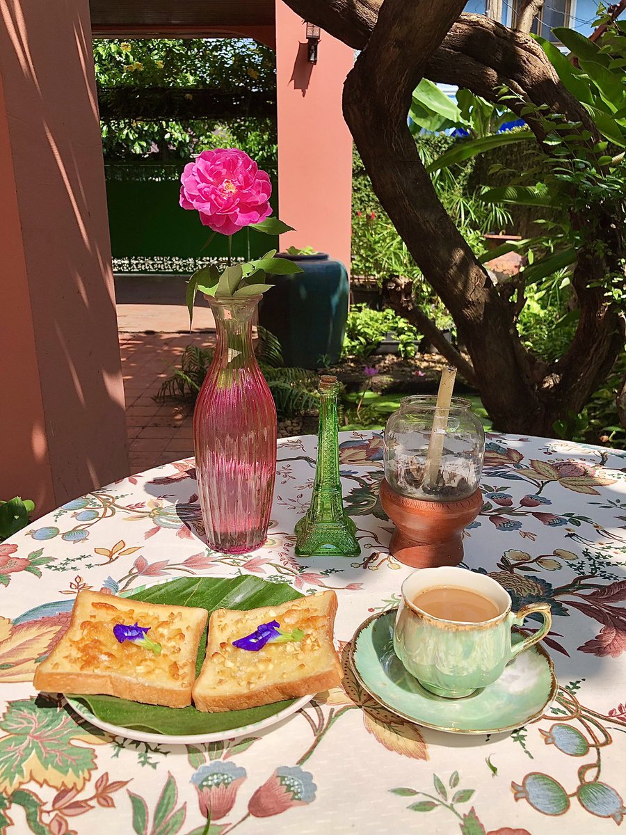 Monet1882's tweet photo. กาแฟสายๆวันอังคาร กับขนมปังกระเทียมชีส อบเอง ของโปรดค่ะ ☕️🥪🧄🧀🌞🌺🌿🍃🪷❤️😘
#Tuesdaymorning
#CoffeeTime
#CoffeeLover
#Garliccheesebread https://t.co/9Q5djRzrQL
