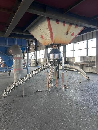 MikeonMining's tweet photo. Simple mods such as the Rotex Screen feed bins were modified &amp; the distributors lifted to increase the angles of the feed. This change by #LindiJumbo staff in Oct, immediately distributed #graphite flake more evenly to the 2 series of screens &amp; improved efficiency.
@WalkaboutRes https://t.co/EzVXpo7gWV