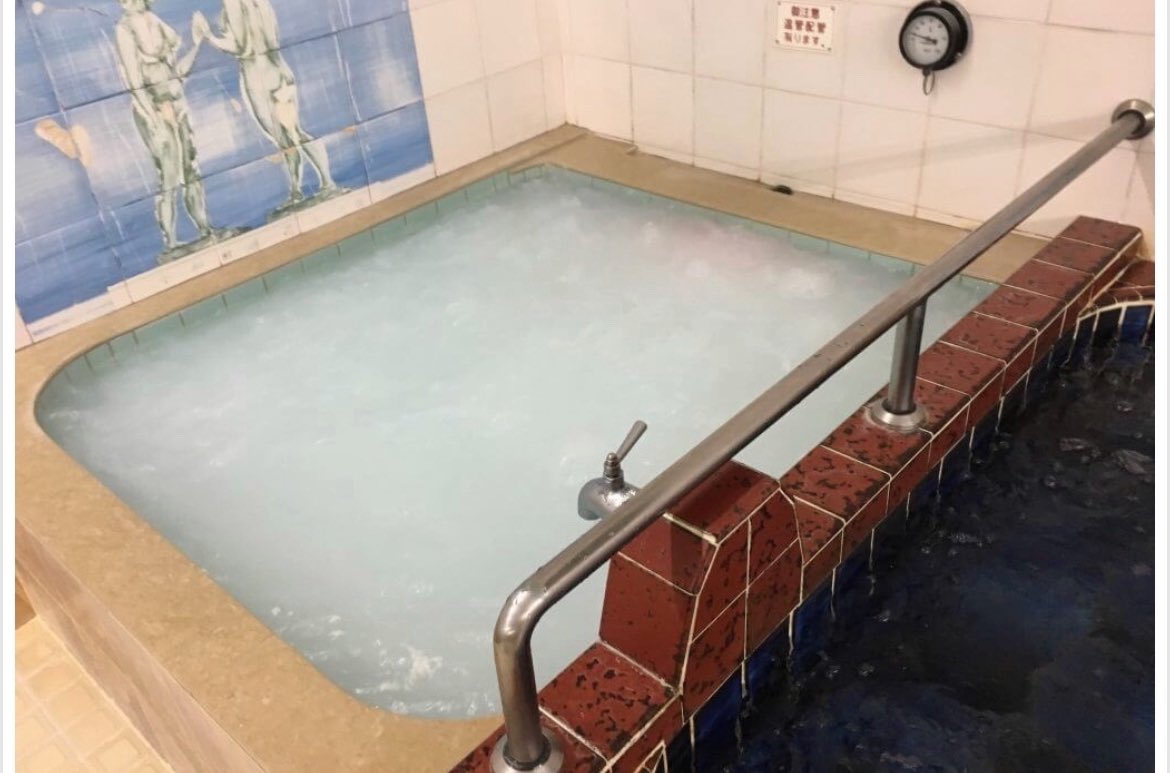 daini_kurinoyu's tweet image. 今日は～ #草津温泉 ♨️𓈒𓂂𓏸
やりますねー🤗✨
 #ステンドグラス は～どこに？あるでしょ～？  …🤔💭
みんな～気づいたかな？🤗✨

探してみてね❣️

 #大田区  #鵜の木  #銭湯  #第二栗の湯  #ゆっポくん  #にゃー 🐱♨️𓈒𓂂𓏸🐶❣️