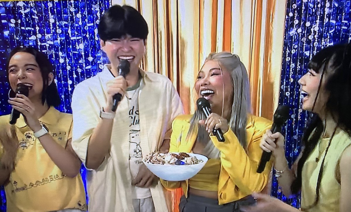 SoUSideKick's tweet photo. #Magpasikat2024OgieKimMCLassy #SoUSquad #ShowtimeOnlineU #letchon
Mamaya nalang lalamon! Offcam🤭🤤@sheenabofficial @ItsACsLife @nickimorenayeah @OnlyChuaJannah https://t.co/EEpqfsQHkY