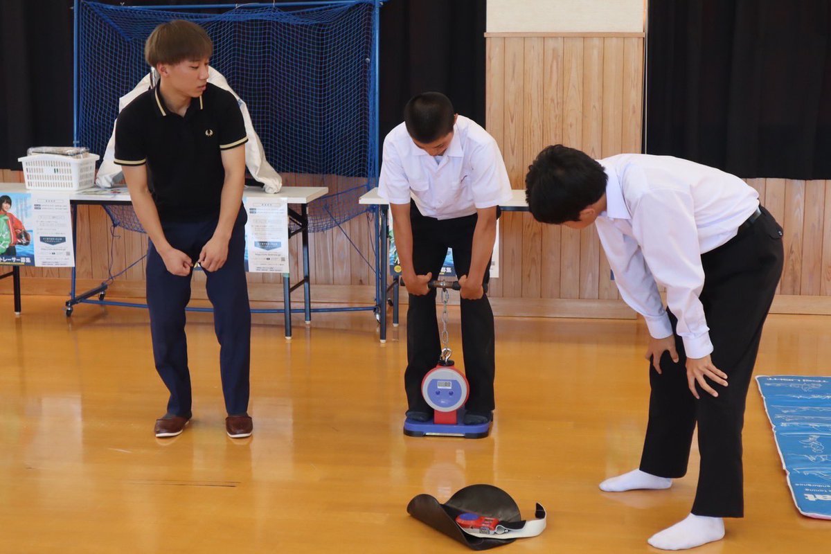 AMABOATRACE's tweet photo. \\🌟ボートレーサー母校で授業🏫🌟//

兵庫県立  津名高等学校出身
福岡泉水選手・来田衣織選手・網代良芽選手　兵庫支部３選手が母校のキャリア教育授業&amp;交流会に参加しました👩‍🏫👨‍🏫

未経験から目指せる！
【ボートレーサー】という職業🚤💨
仕事のお話しや、交流会では体力測定体験や乗艇体験を実施🐸 https://t.co/8Zh4LAaCV0