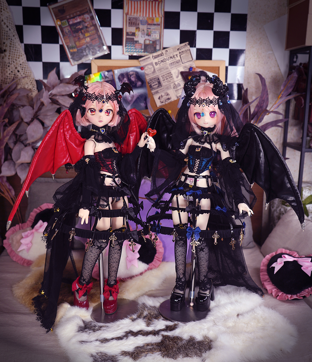 Red_Hoshi_HiSei's tweet photo. #緋星服 から、エロかわな小悪魔デザインの新作が登場！ #朝立と夜告 から予約受付開始！11月5日までだよ。可愛いアクセサリーもたくさんあるから、ぜひチェックしてみてね！RT＆フォロー，11月5日に抽選で1名様に、黒と赤の悪魔の羽根のヘッドドレスをプレゼント♥️https://t.co/u4qeiN48C9 https://t.co/y3HGamOUbo