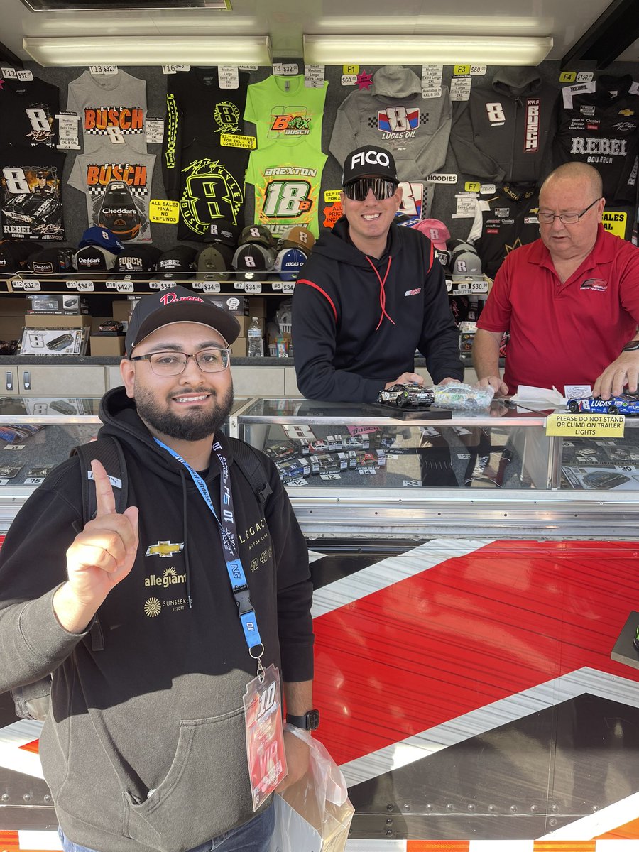 SpeedyG1818's tweet photo. Fun times in Vegas!!
Can’t wait to do it again in a few weeks at Vegas! #Nascar #LasVegas #KyleBusch #RyanVargas #JordanAnderson #ReyMysterio https://t.co/Oo4slUGuOg