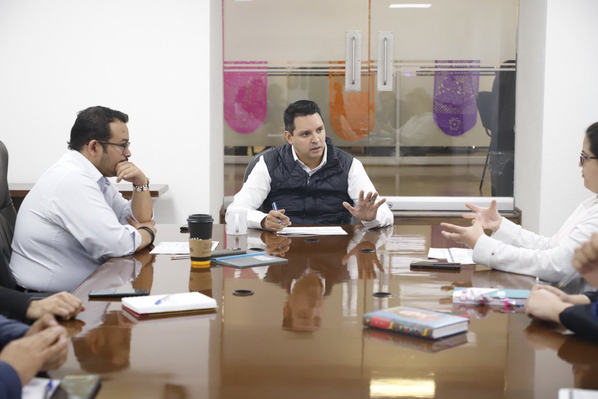 AristidesRodri's tweet photo. ✅ En reunión con mi equipo de ponencia @InfoCdMex para estudiar los recursos de la próxima sesión del #PlenoINFOCDMX. https://t.co/f06KYaU3uz