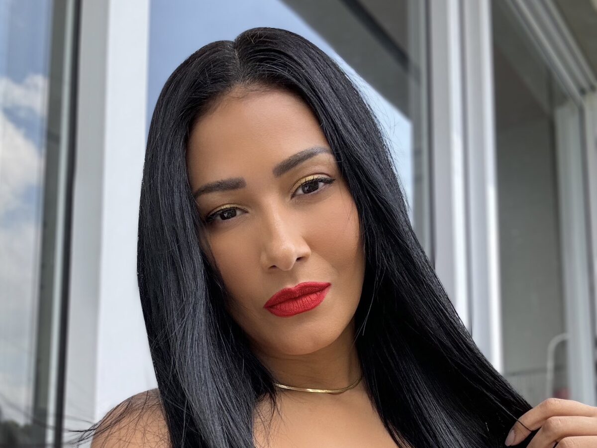 ObsFamosos's tweet image. #Simaria exibe pernas em look com transparência e rouba a cena
CONFIRA: is.gd/AGfflR