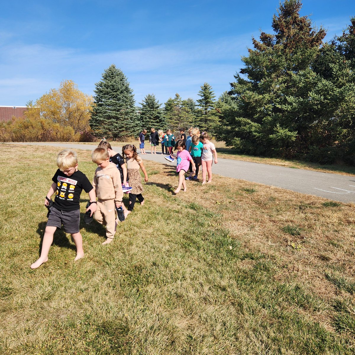Learning about Johnny Appleseed today meant talking about nicknames, reading together, looking at a graph and outdoor sensory walk with our bare feet! 🍎 🌳