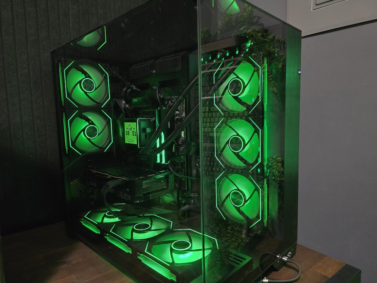 The_Zathros's tweet photo. Built my new PC! It's an insane upgrade and I'm super proud of it! just in time for group ironman as well, videos are gonna be amazing! https://t.co/r7cKVr5Uyz