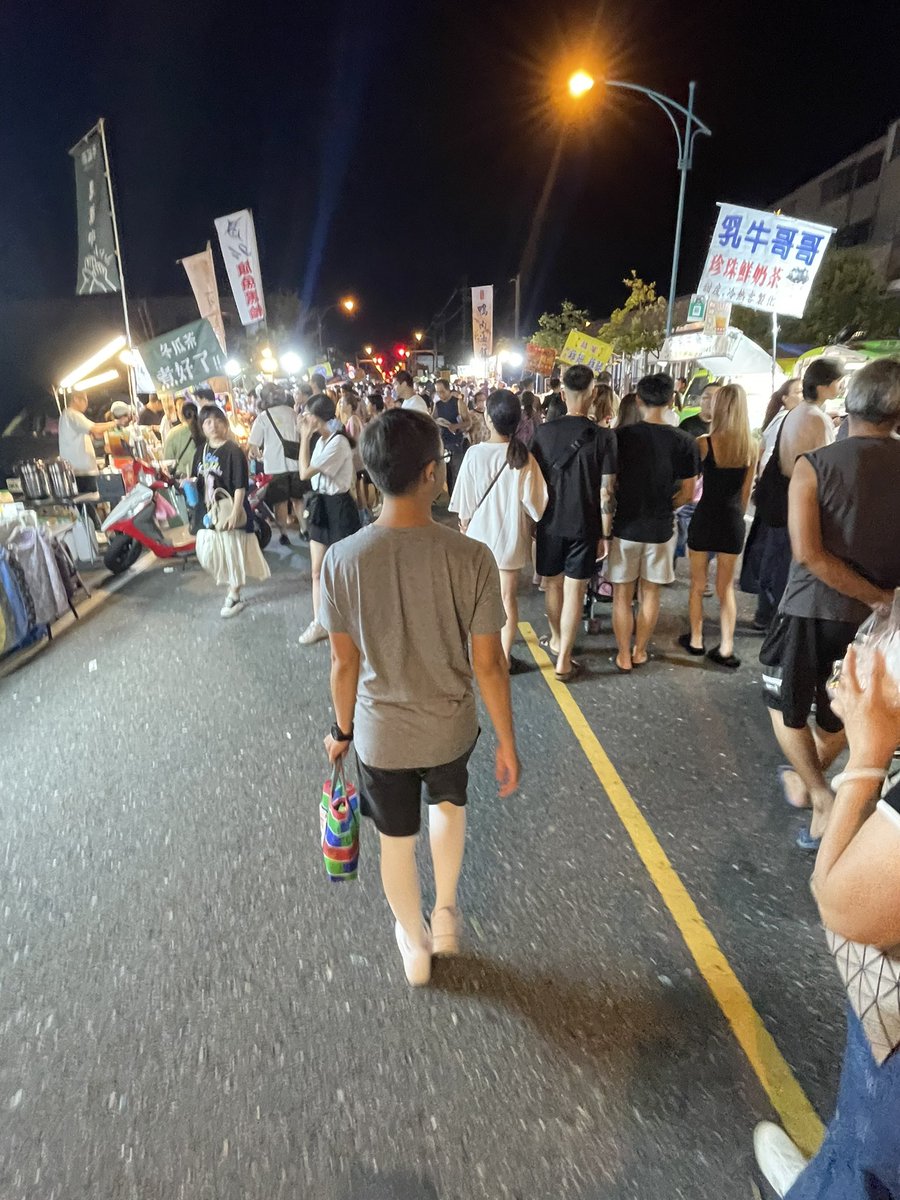 之前被人問到穿褲襪有什麼好處？
一時之間都說不出來現在我可以說
那就是在人群中只要看腿
你很快的就能找到你要找的人🤣

#絲襪 #褲襪 #白褲襪 #褲襪愛好者 #男生穿褲襪 #mantyhoseinpublic #pantyhose #whitepantyhose #mantyhose #stockings #tight