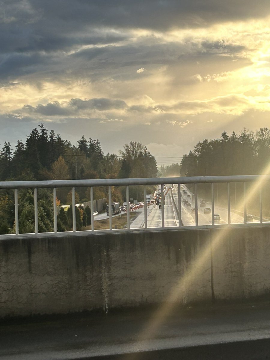 stephnbrookss's tweet photo. Stuck on highway 18 since 2:30 and we’re all being detoured off the the highway. #Highway18 #SR18 ##covington https://t.co/9qNR026SDy