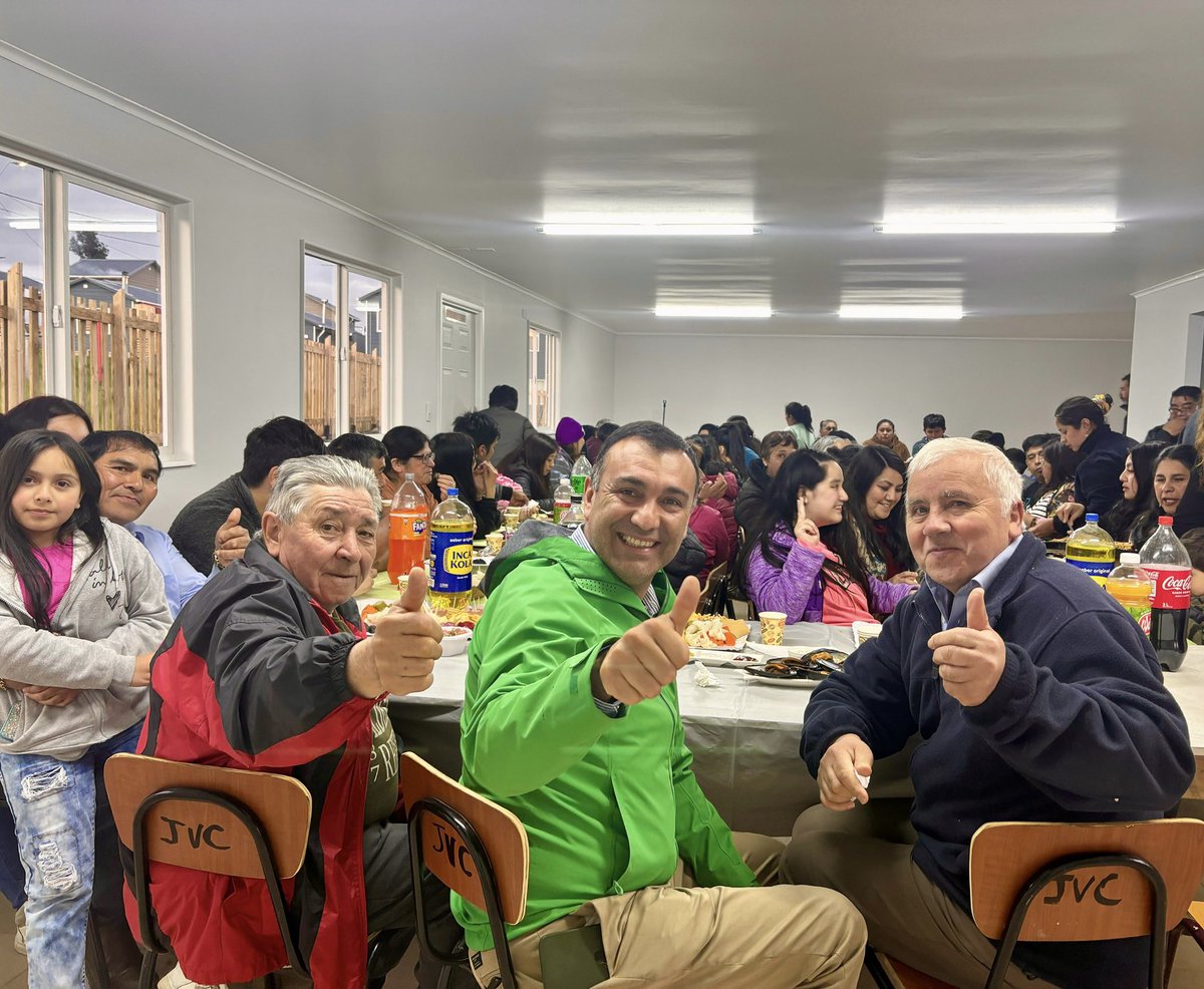 Juaneduardoconc's tweet photo. A esta hora participando en masivo encuentro organizado por la Junta de Vecinos Antukuyen 1. Gracias 🙏 por el cariño. Junto a sus dirigentes durante años hemos trabajado duro para tener cada día mejores Barrios. Con emoción les digo “gracias” por el tremendo apoyo. https://t.co/OAouzDWiRS