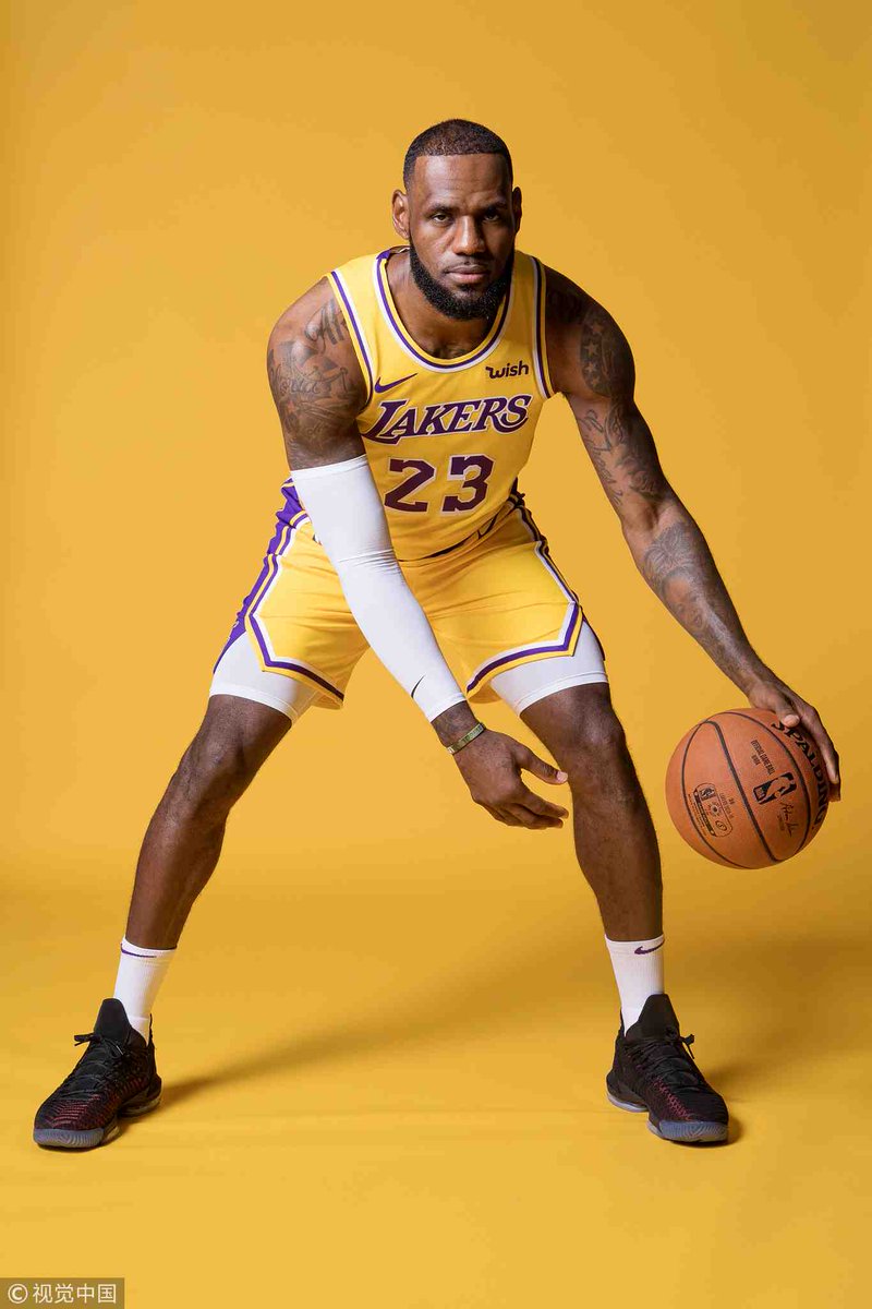 BronMuse's tweet photo. Year 1 as Laker                    Year 7 as Laker https://t.co/GjuJ925MTJ