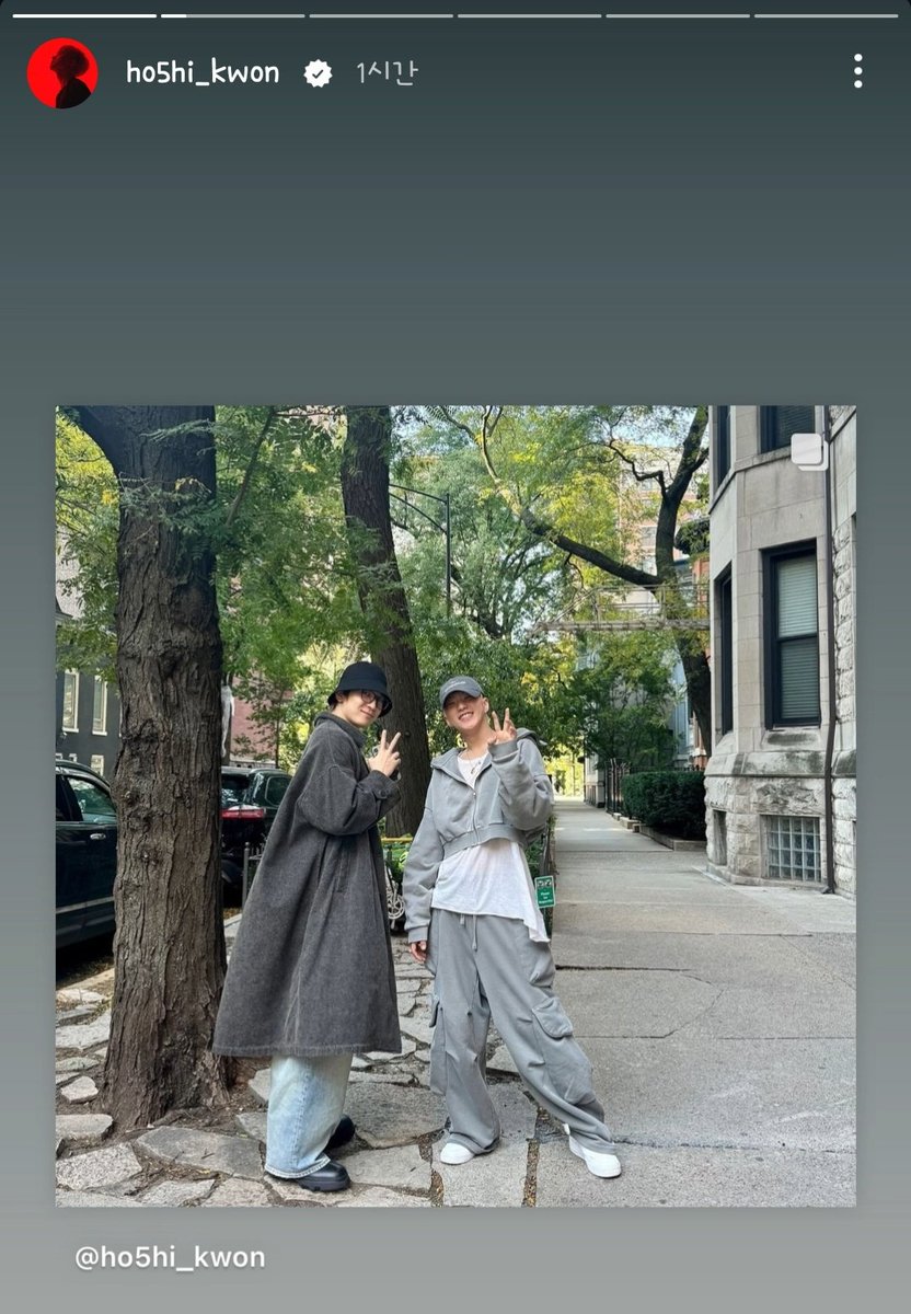 pepper17__'s tweet photo. 저는 이걸 어떠한 커플의 애정 과시로 보고 있는데, 반박하려거든 5만자 이상의 줄글 혹은 전떤남자 시야의 사진으로만 받습니다. https://t.co/QPvnwk2vor