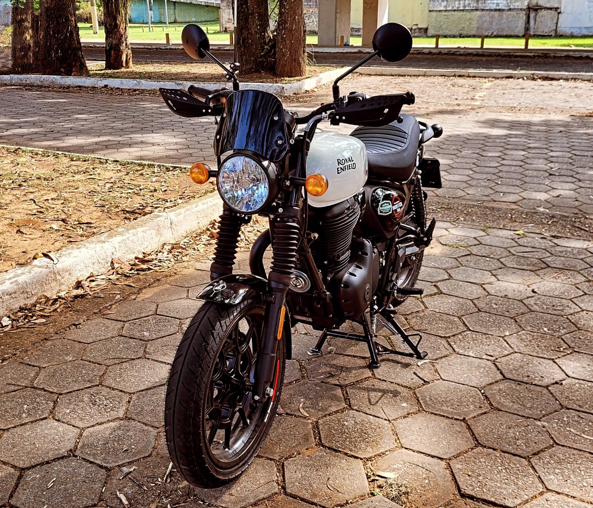 canalgaragem34's tweet photo. Registro do protetor de mão universal e da mini bolha esportiva instalados com sucesso em minha Hunter 350! #protetordemao #minibolha #acessorios #passeiodemoto #royalenfield #hunter350 #melhormoto #saojosedoscampos #royalenfieldbr #royalenfieldbrasil #custom #tuning https://t.co/JcJNZUpNlo