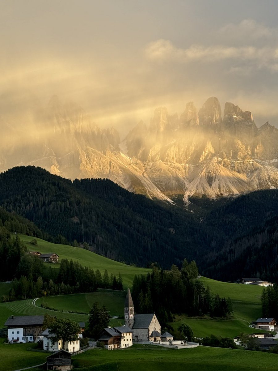 Niveawwe's tweet image. There are not only breathtaking mountains and tranquil lakes, but also a wealth of outdoor activities waiting for you to experience. Immerse yourself in the charm of Funes Valley! I am looking forward to going there again on vacation next year 🌄✈️ #Dolomiti #FunesValley #Travel