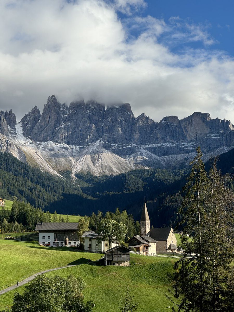 Niveawwe's tweet image. There are not only breathtaking mountains and tranquil lakes, but also a wealth of outdoor activities waiting for you to experience. Immerse yourself in the charm of Funes Valley! I am looking forward to going there again on vacation next year 🌄✈️ #Dolomiti #FunesValley #Travel