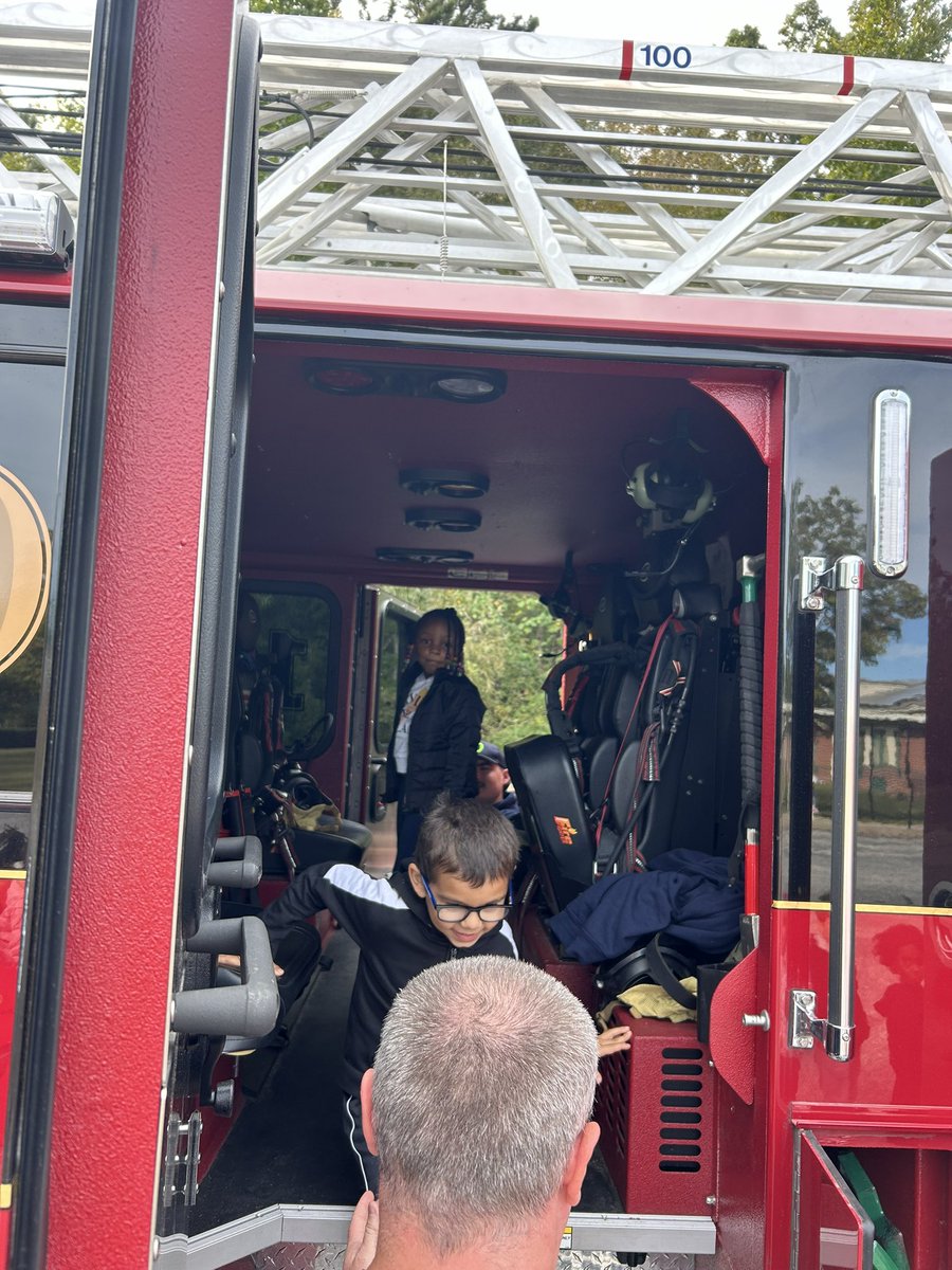 emannteaches's tweet photo. Fire prevention week #2024 🔥 👨🏻‍🚒 thank you Carrollton volunteer fire department! #kinderlife https://t.co/ecL7SEpbl4
