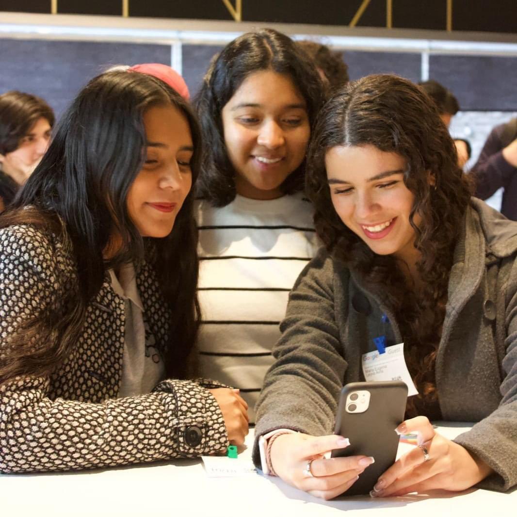 _QroDigital's tweet photo. Como parte del reconocimiento al esfuerzo de los participantes del #HackathonQuerétaroDigital2024, 🤖 visitamos las instalaciones de #GoogleMéxico.

#SomosFinanzas #QueretaroDigital #Tech4Good #TalentoQueretano https://t.co/3EkC3YT96x
