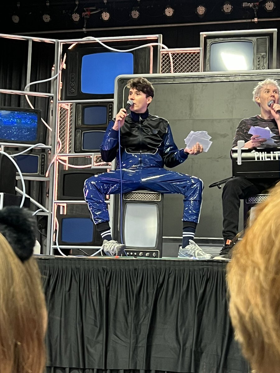 iivyzek's tweet photo. coming back from the dead to share these pictures where dan explains he doesn’t have a zipper https://t.co/xqt0gV1mVm