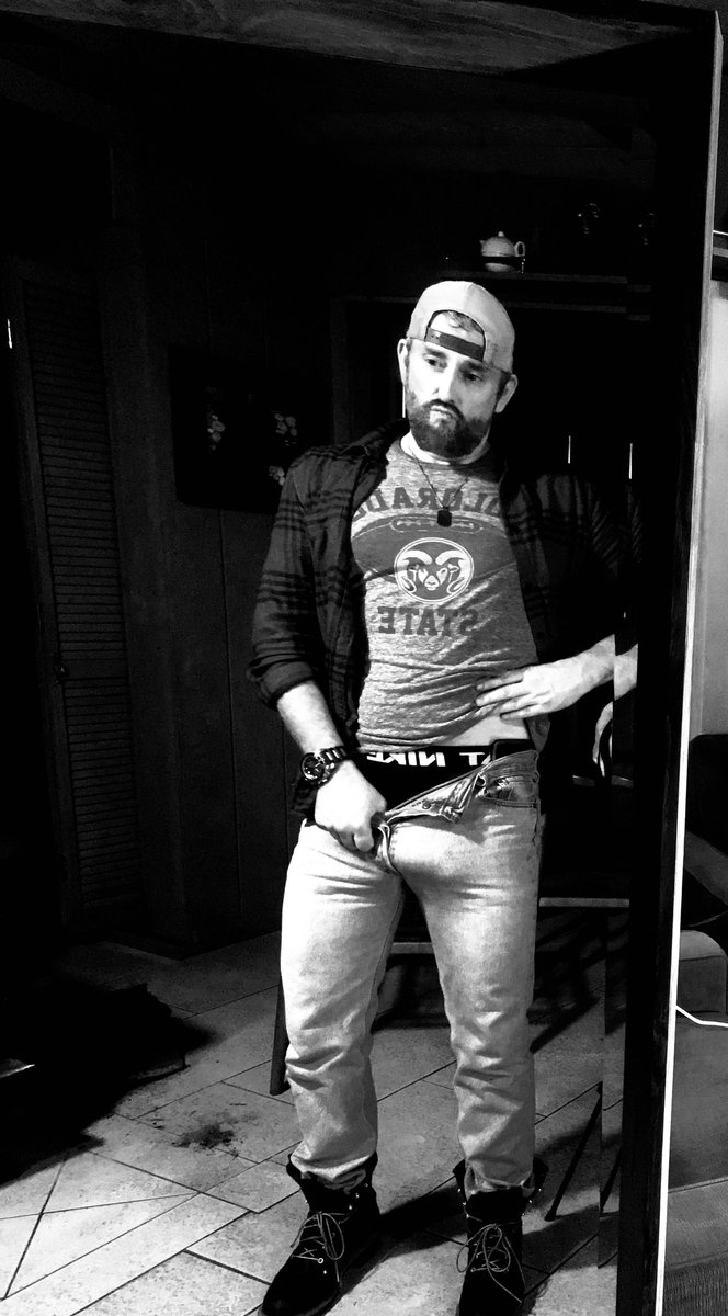 HungFaceFucker's tweet photo. Standing proud and showing off in my 501s.  #redneckbulge #bigbulge #bulge #bulgefetish https://t.co/TnfmjUJPIv