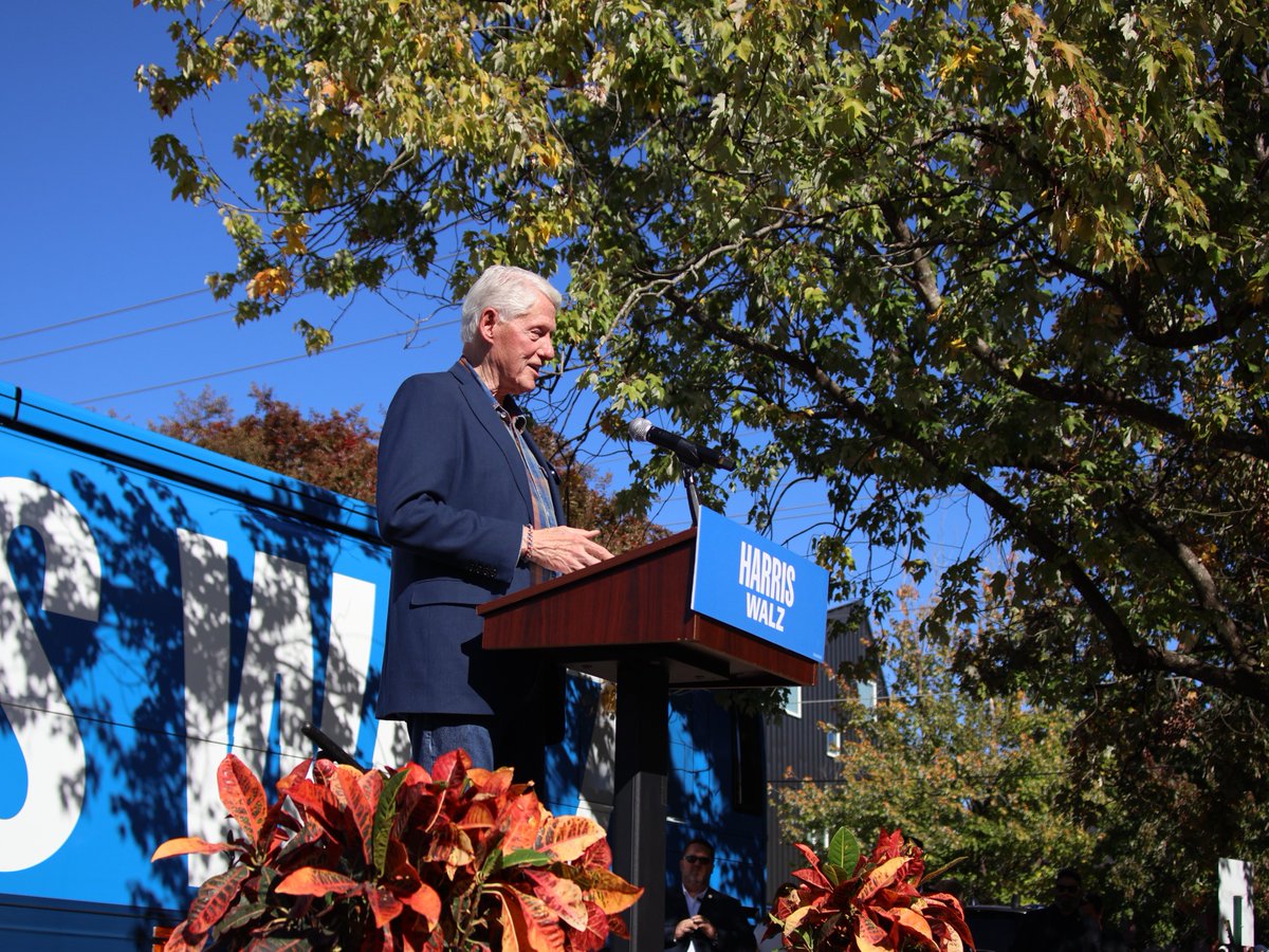 KamalaforNC's tweet photo. Raleigh rallied with President @BillClinton to get out the Early Vote!

When we fight, we win so let's win this by turning out the vote.

Share https://t.co/tKEKi6aBKq with 3 of your friends so they can go vote too! https://t.co/fcqwiB3aVk