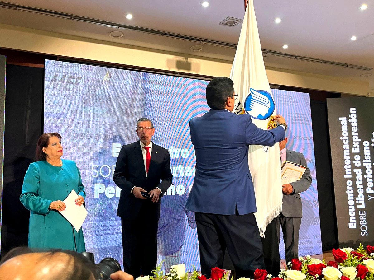 LeoBerrezueta's tweet photo. Nos unimos a la celebración de los 100 años de vida de @elmercurioec de Cuenca, con la entrega de la condecoración Vicente Rocafuerte por parte de la  @AsambleaEcuador. Destacamos la labor de este medio de comunicación que ha puesto en alto al periodismo del Sur del país, con equilibrio y respeto a la libertad de expresión. 📰