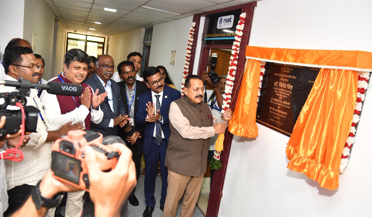 csir_niist's tweet photo. Hon'ble Minister @DrJitendraSingh inaugurated the state-of-the-art Gold Assay and Hallmarking Facility at CSIR-NIIST. This advanced facility aims to enhance the quality standards of gold, ensuring precise certification @CSIR_IND #niistgjmo #inauguration https://t.co/vncXpsl1Ky