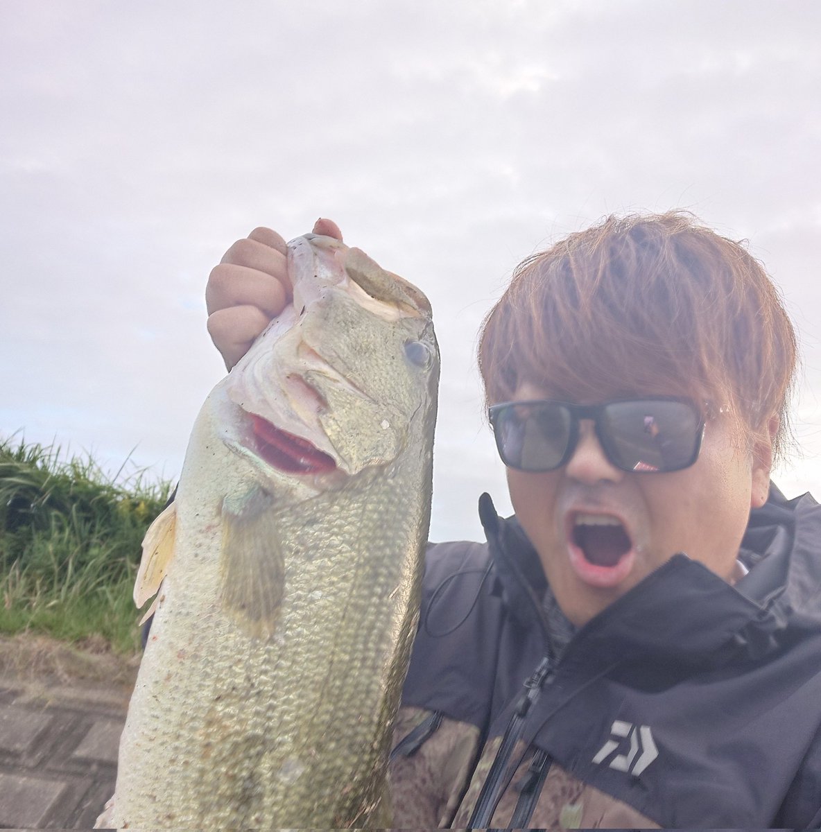 piro192's tweet photo. 先日の陸王オープンで、キッカーを釣ったルアーはＤＯＧＧＥ‼️
これからの時期、更に羽根モノ強くなりますよ🤭スローにスローにキモ👍
#ルアマガ
#陸王オープン
#レイドジャパン
#DOGGE
#霞水系オカッパリ
#霞ヶ浦
#北浦
#バス釣り https://t.co/2EwQ3prpmG