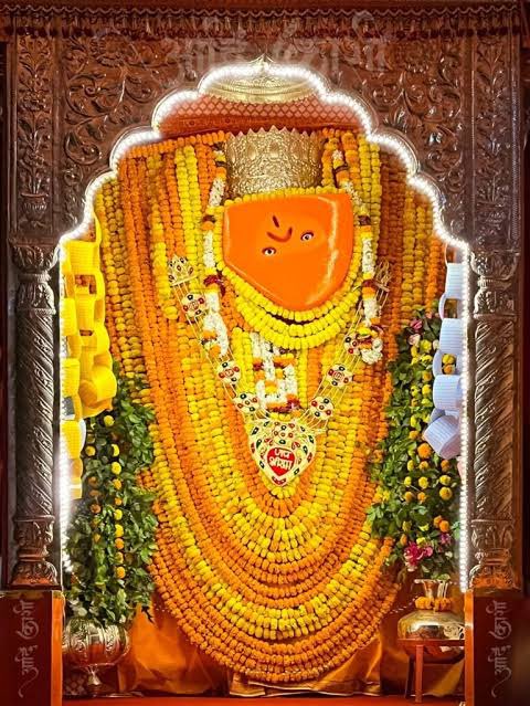हनुमान जी के सबसे सिद्ध और चमत्कारिक 10 मंदिर

#Thread👇

1. संकटमोचन हनुमान मंदिर, वाराणसी : 

महादेव की नगरी में संकटमोचन हनुमान मंदिर सबसे सिद्ध और चमत्कारिक मंदिरों में गिना जाता है। अस्सी घाट पर ही तुलसीदास को भगवान ने दर्शन दिए थे और  जिस मुद्रा में तुलसीदास को प्रभु ने