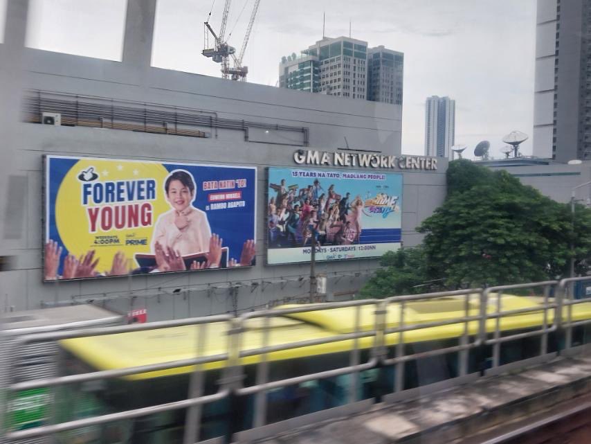 OfficialKpex's tweet photo. LOOK: Billboard ng It’s Showtime sa GMA Network Center. 💙💛

#ShowtimeMagpasikat2024
@itsShowtimeNa https://t.co/Zsep4u4tXU
