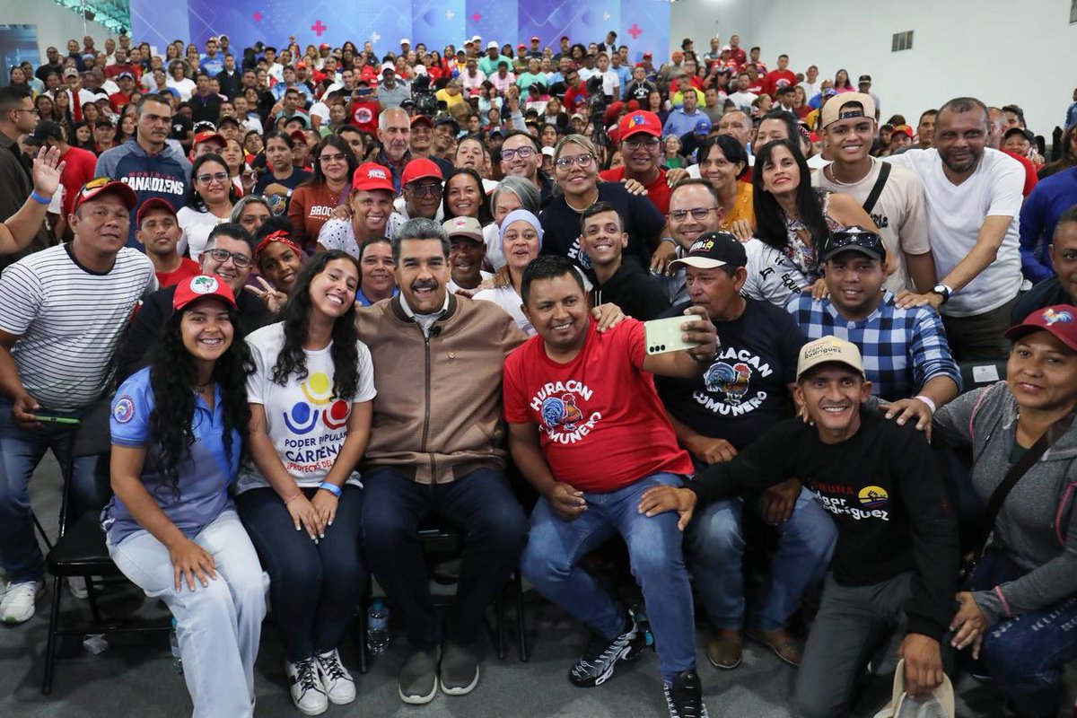 #AsíLoDijo🗣️ Presidente <a href="/NicolasMaduro/">Nicolás Maduro</a>: “Debemos construir la Gran Misión Venezuela Joven e ir conformando los circuitos juveniles, ya que eso será parte de los vértices de la revolución”. 

#21Oct 
#ComunaONada