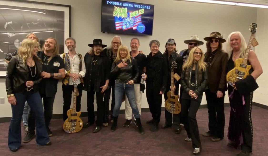 5 years ago this week #BadCompany played their last show in Las Vegas with Lynyrd Skynyrd. That is Suzanne Somers in the center.