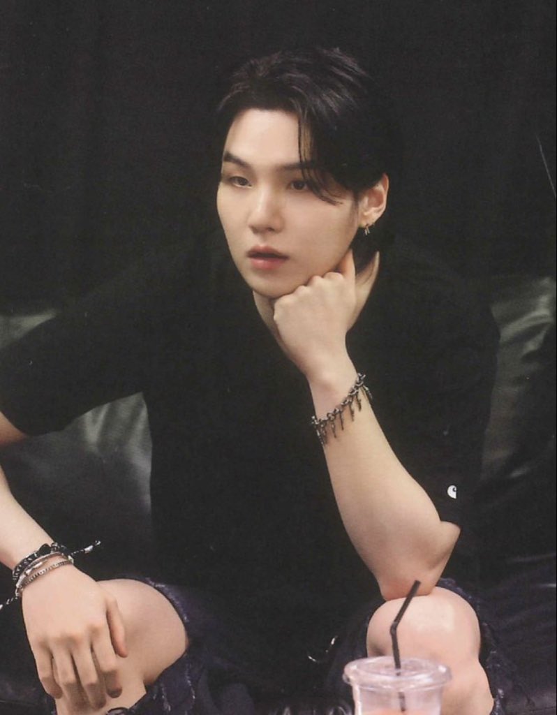 คือเสื้อยืดดำใส่แล้วหล่อขนาดนี้เลยเหรอคุณพี่ยุนกิ