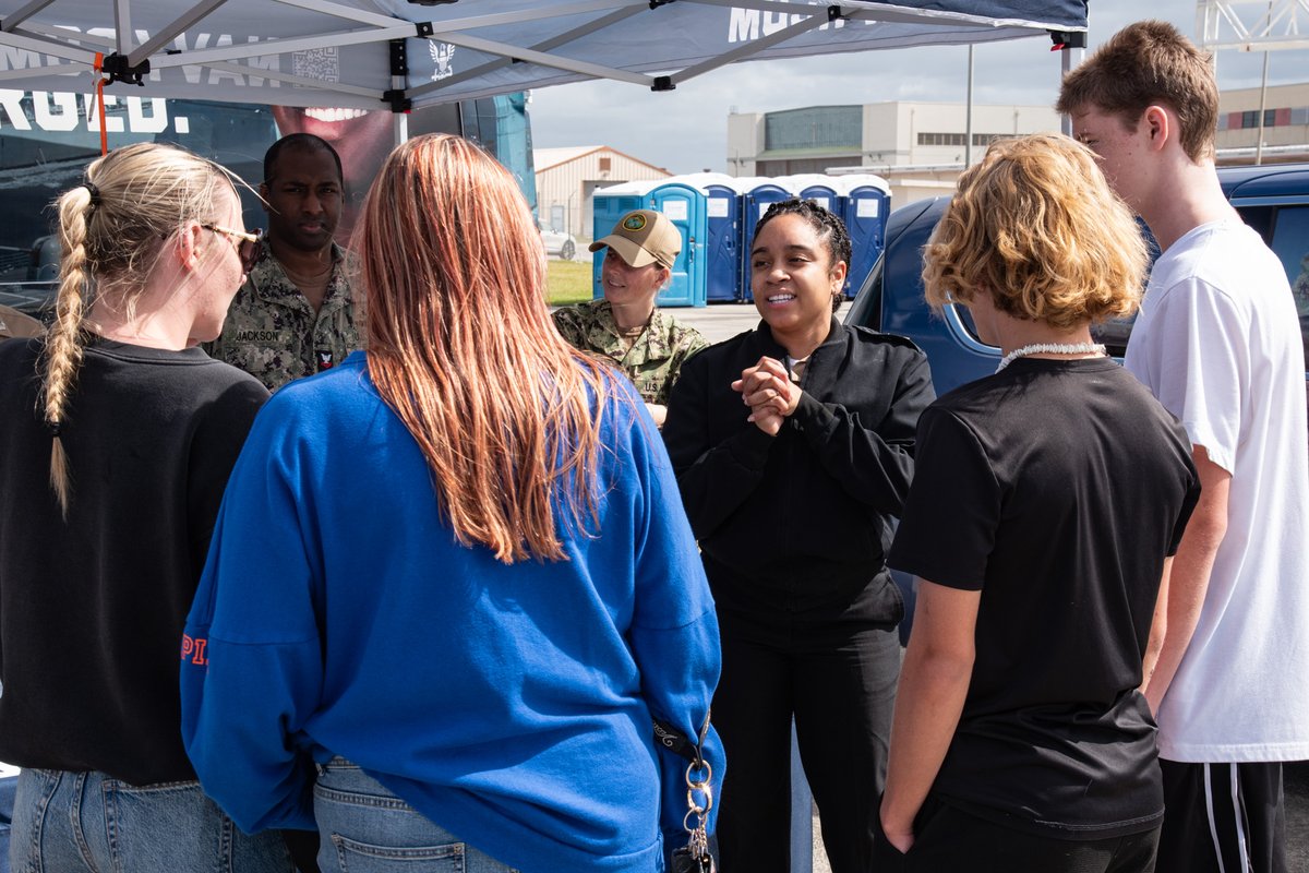 JacksonvilleNrd's tweet photo. Check out some of the weekend's best shots of our NTAG and RTAG Jacksonville recruiters!

It's our pleasure to see you at events like the #BlueAngels Air Show, and we want you to become #ForgedByTheSea! Talk to a recruiter to start your #USNavy journey now! https://t.co/v1tmMSCvnP